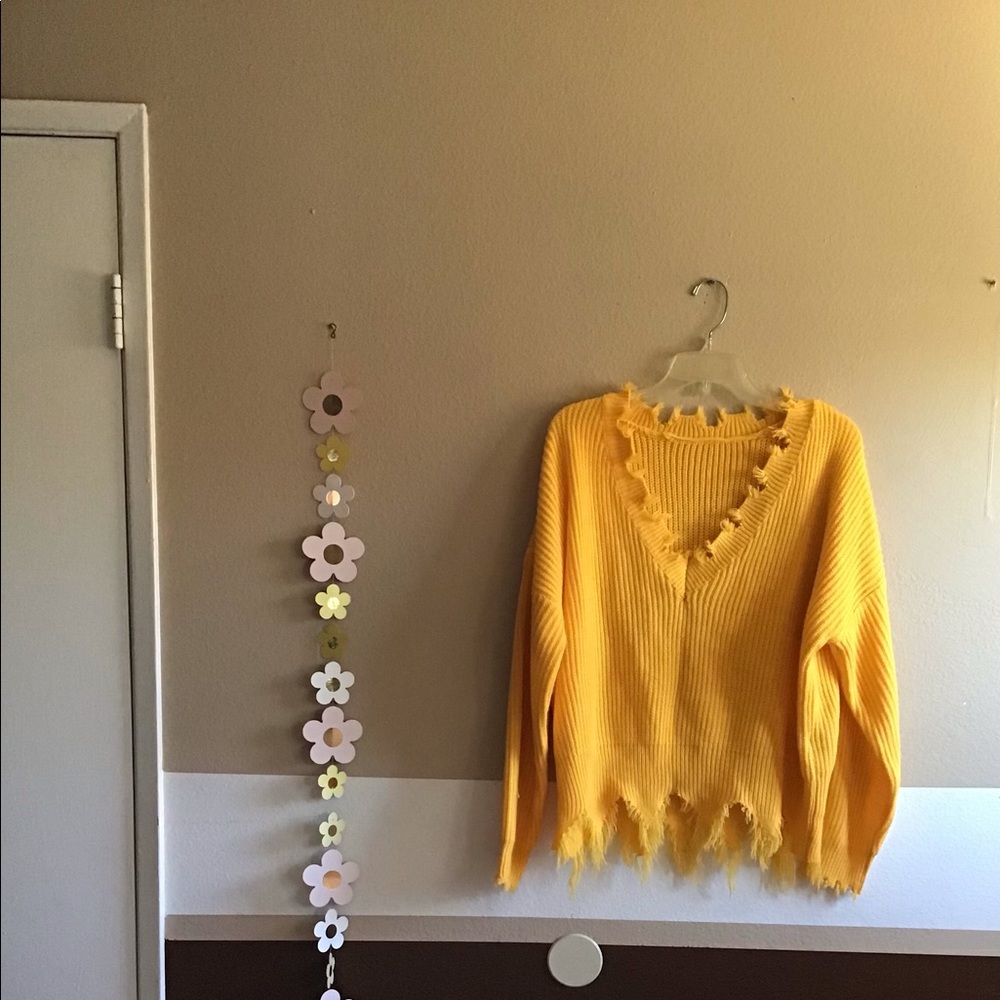 cute sunny ☀️ yellow lightweight pullover sweater